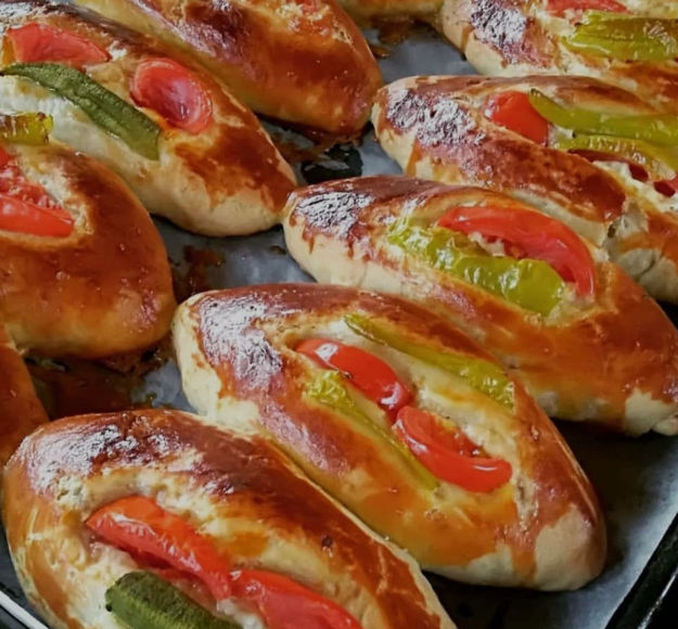 Picture of Turkish pide with tomato&papper&cheese per pc